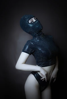 Черный костюм девушки в маске для вечеринки gangster gogo в ночном клубе и баре